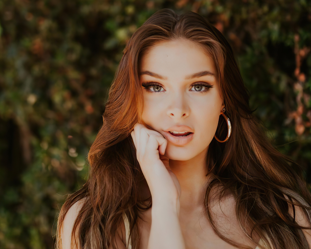 Красивая длинноволосая девушка актриса Брайтон Шарбино