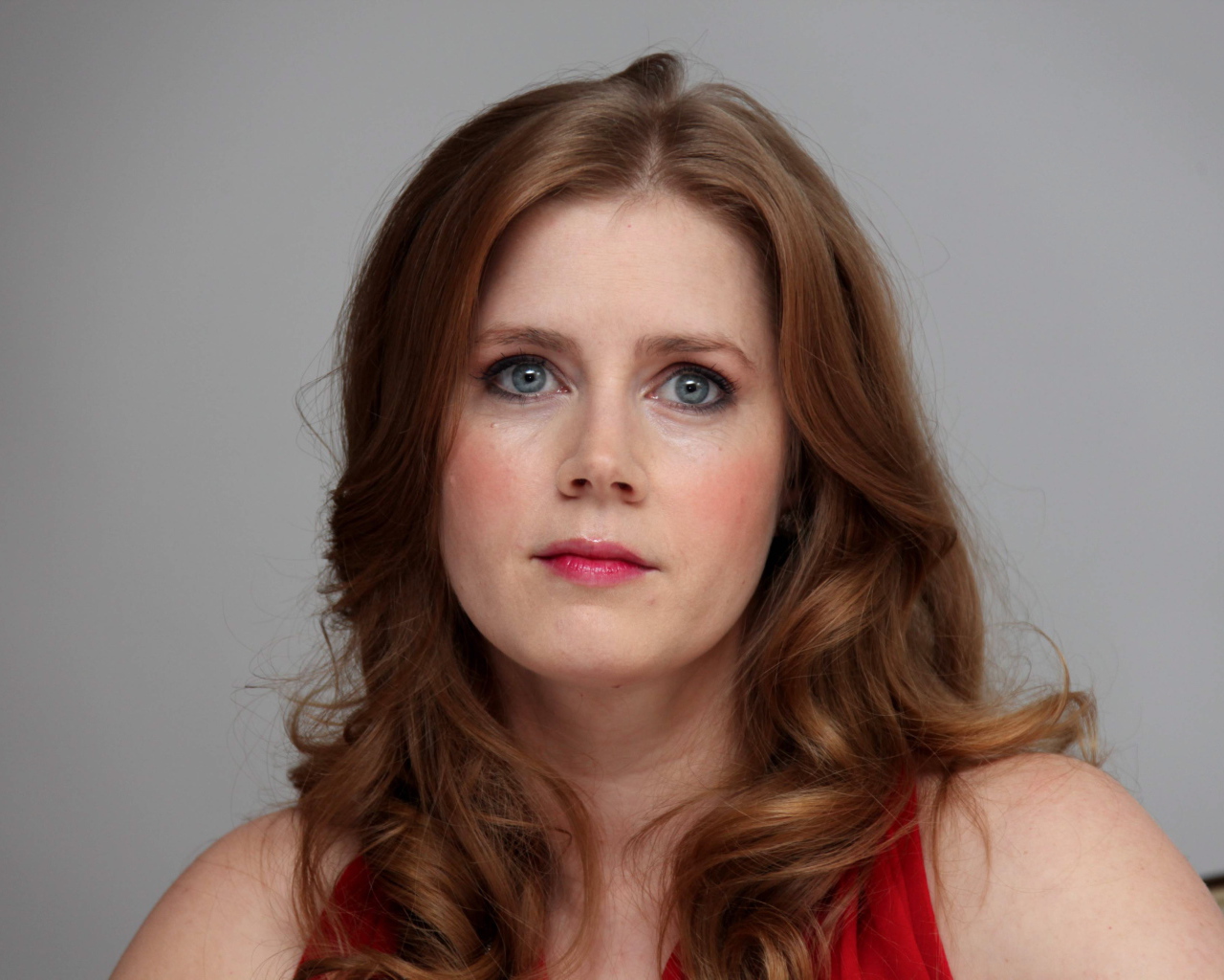 Красивая рыжеволосая Эми Адамс