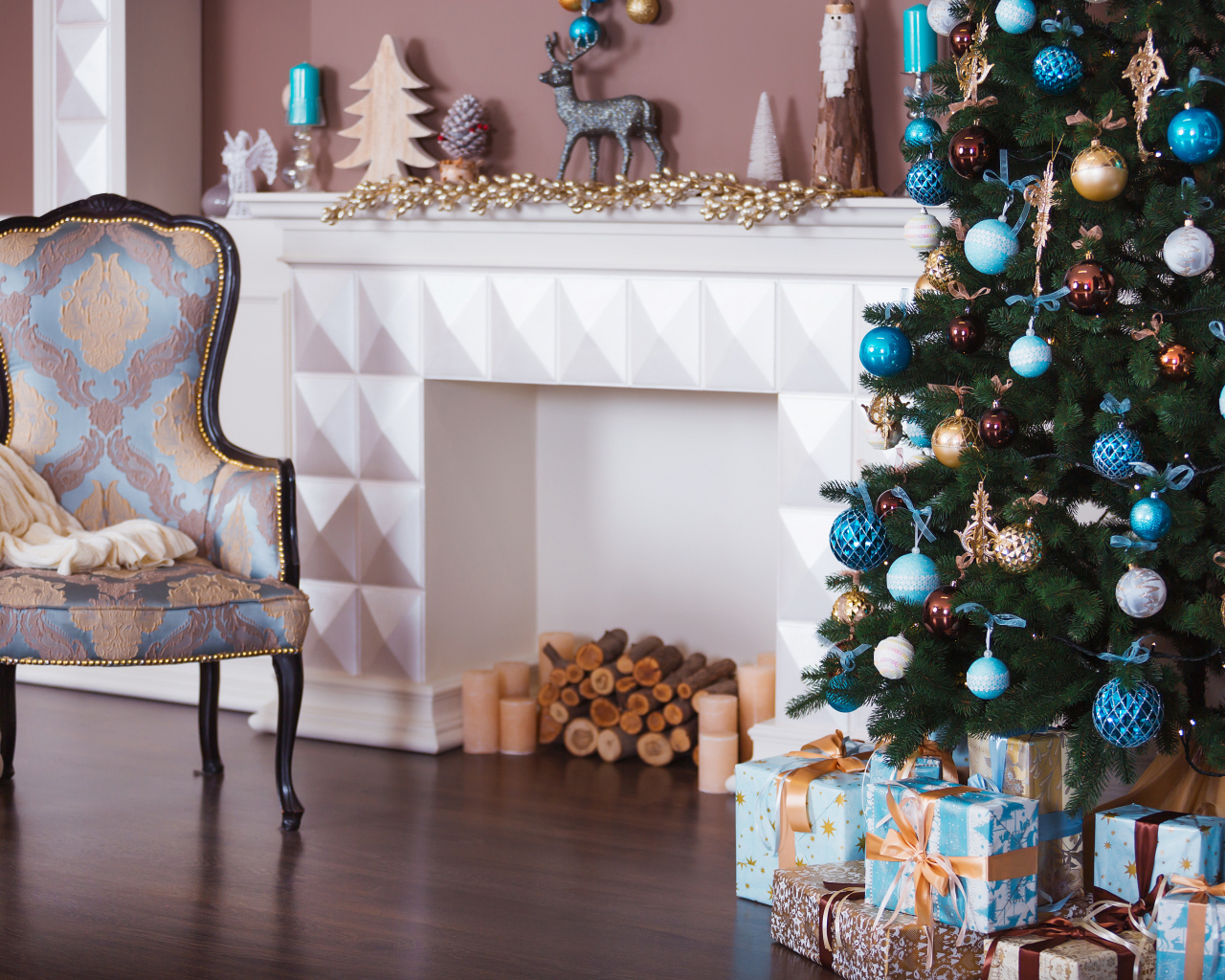 Красивая комната с новогодней елью с камином 