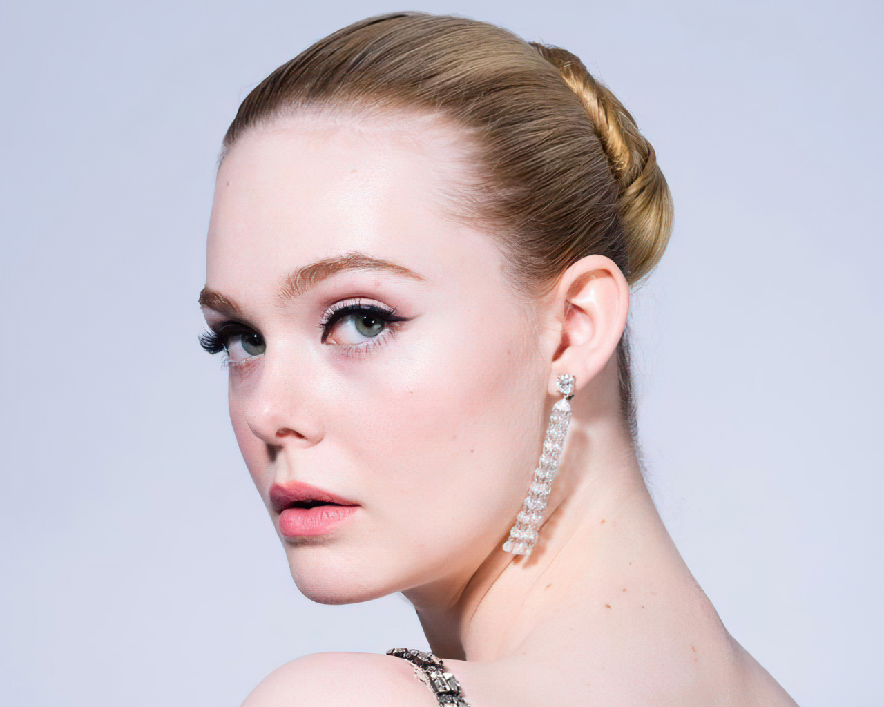 Красивая нежная девушка, актриса Эль Фаннинг на сером фоне