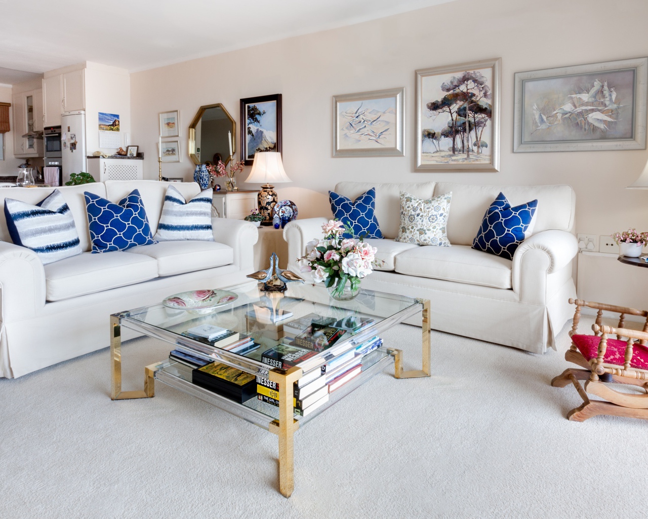 Красивая белая мебель в комнате с картинами