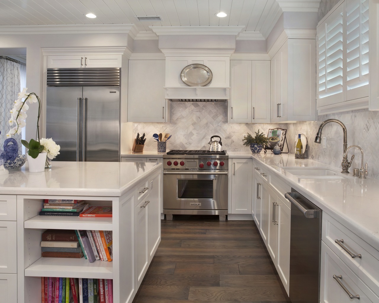 Красивая белая кухня с двухкамерным холодильником 