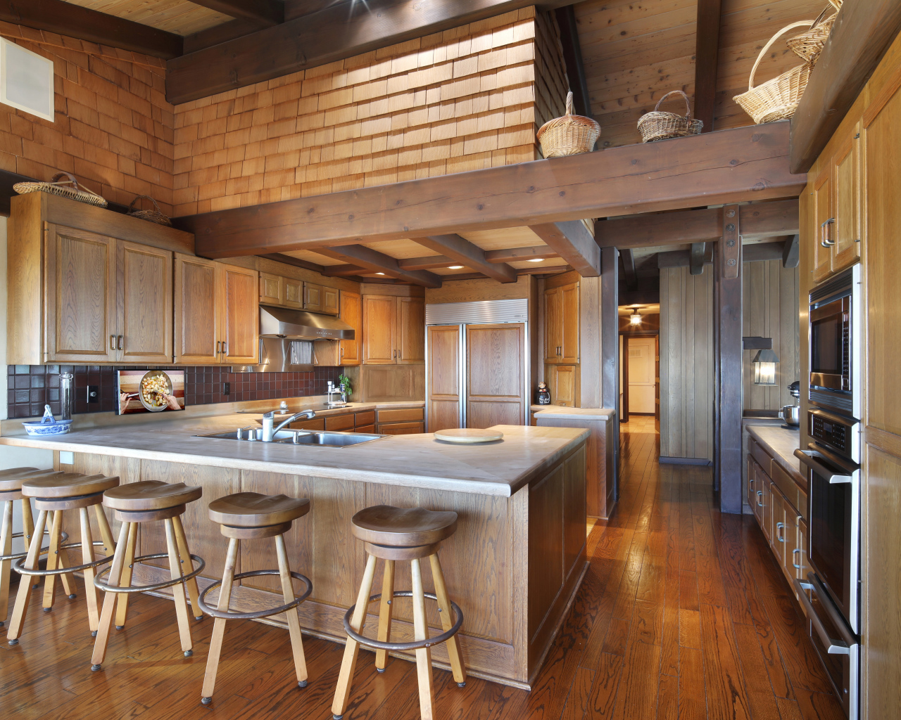 Красивый деревянный дом с большой кухней