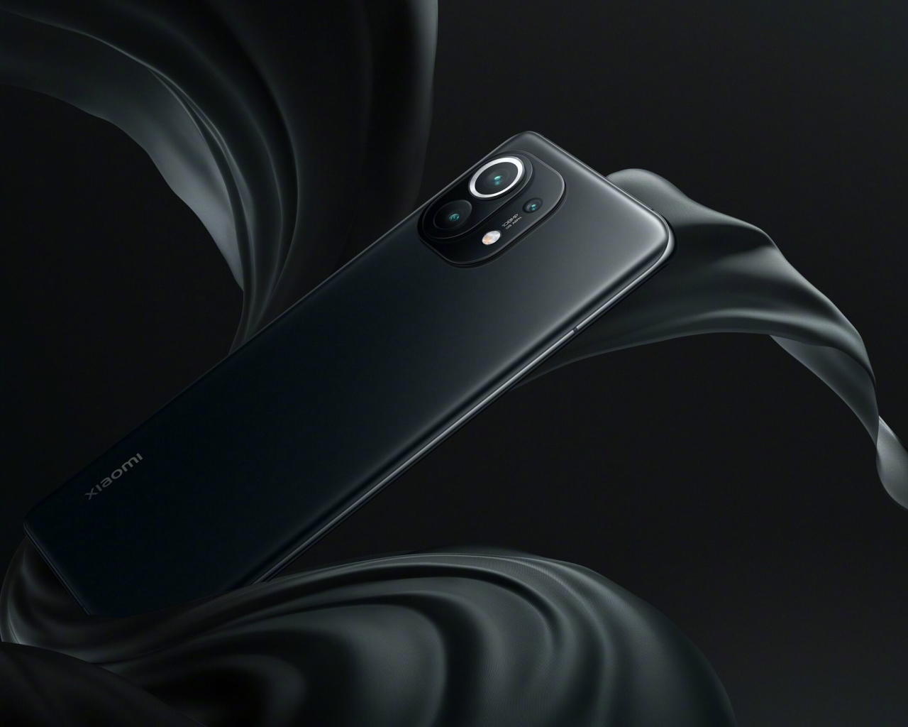 Черный смартфон Xiaomi Mi 11, 2021 года