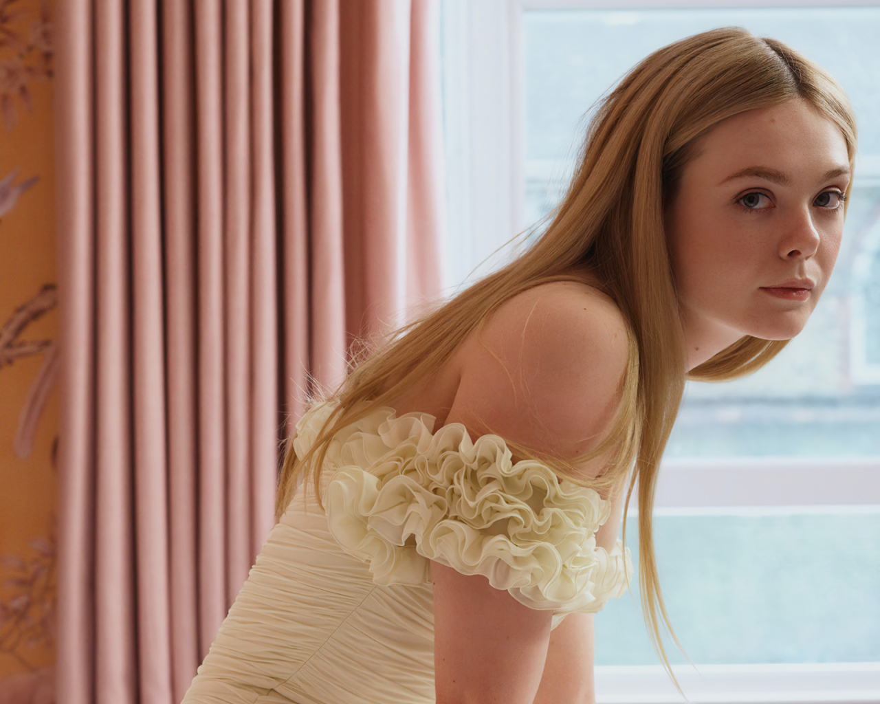 Блондинка Эль Фэннинг на фоне окна