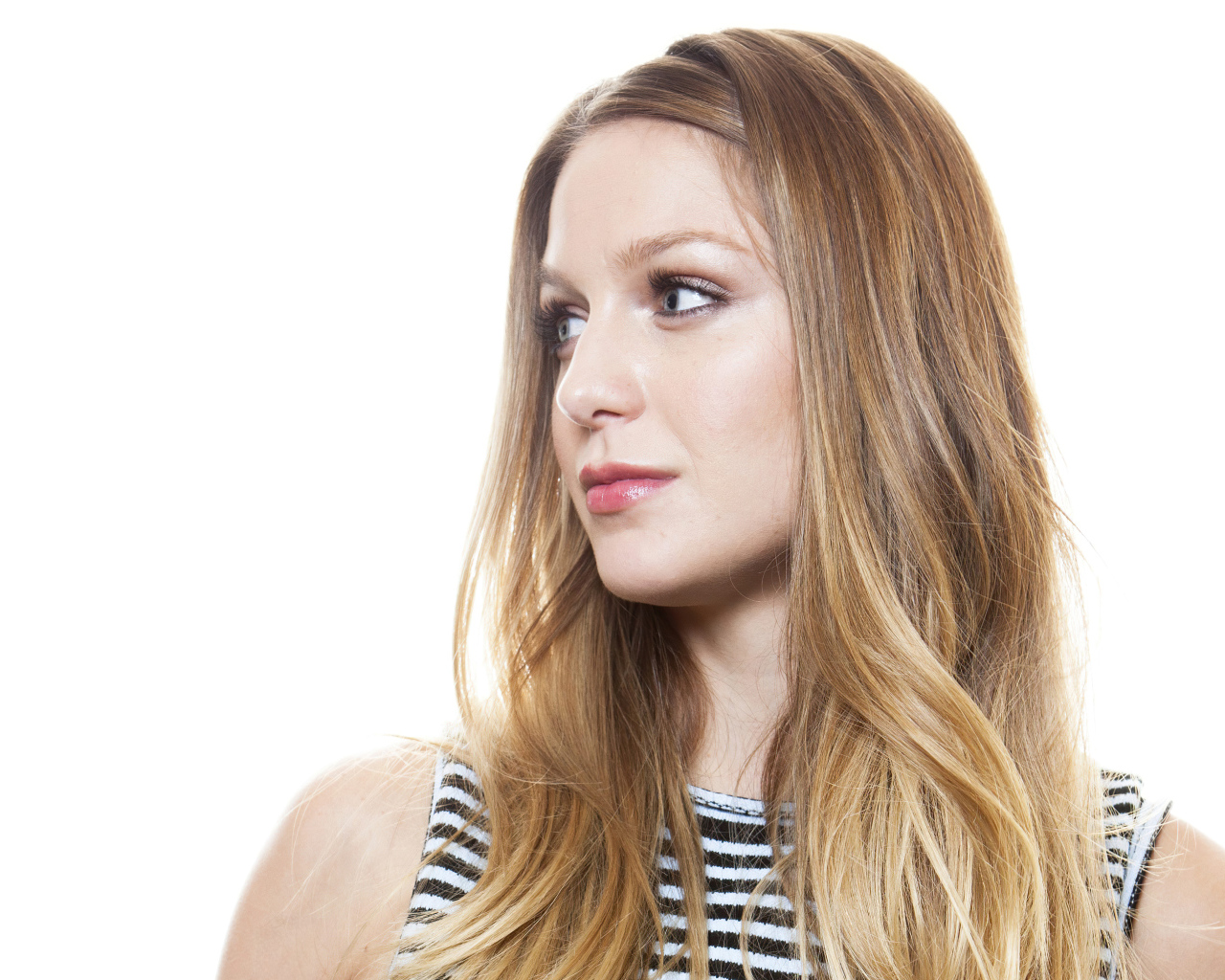 Голубоглазая актриса Мелисса Бенойст на белом фоне