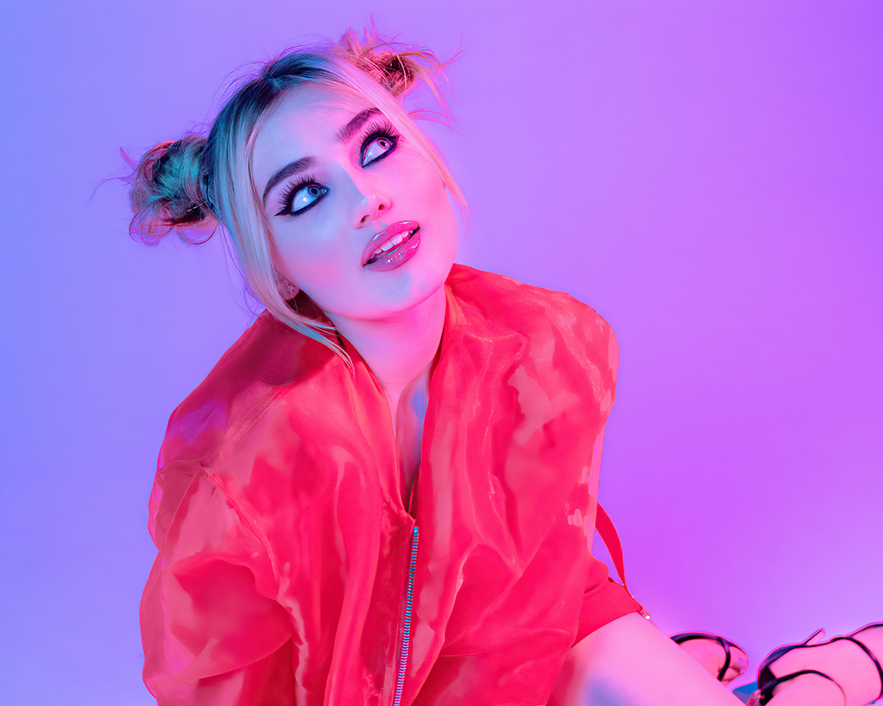 Яркая актриса Мэг Доннелли на розовом фоне