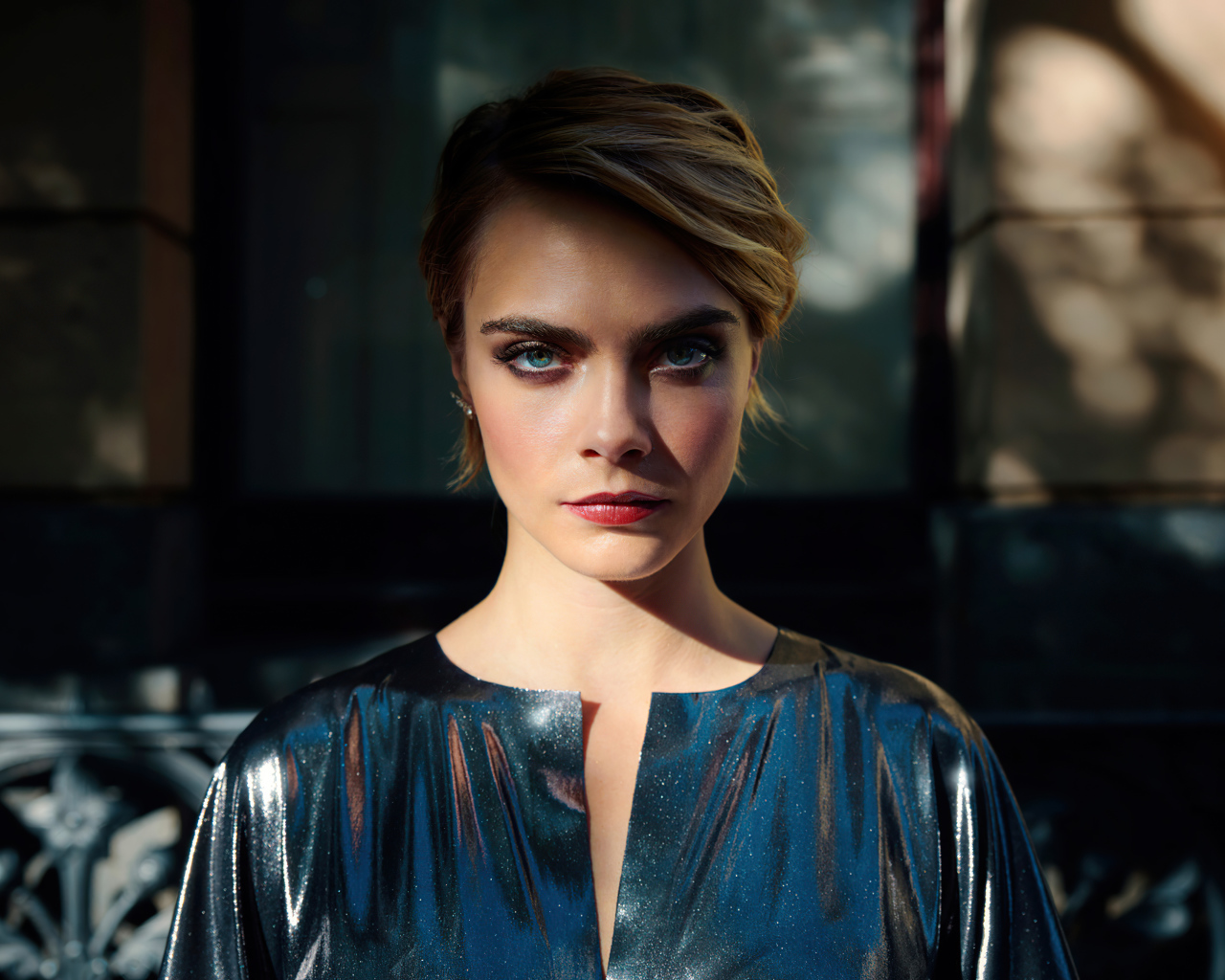 Яркая голубоглазая девушка Кара Делевинь в платье