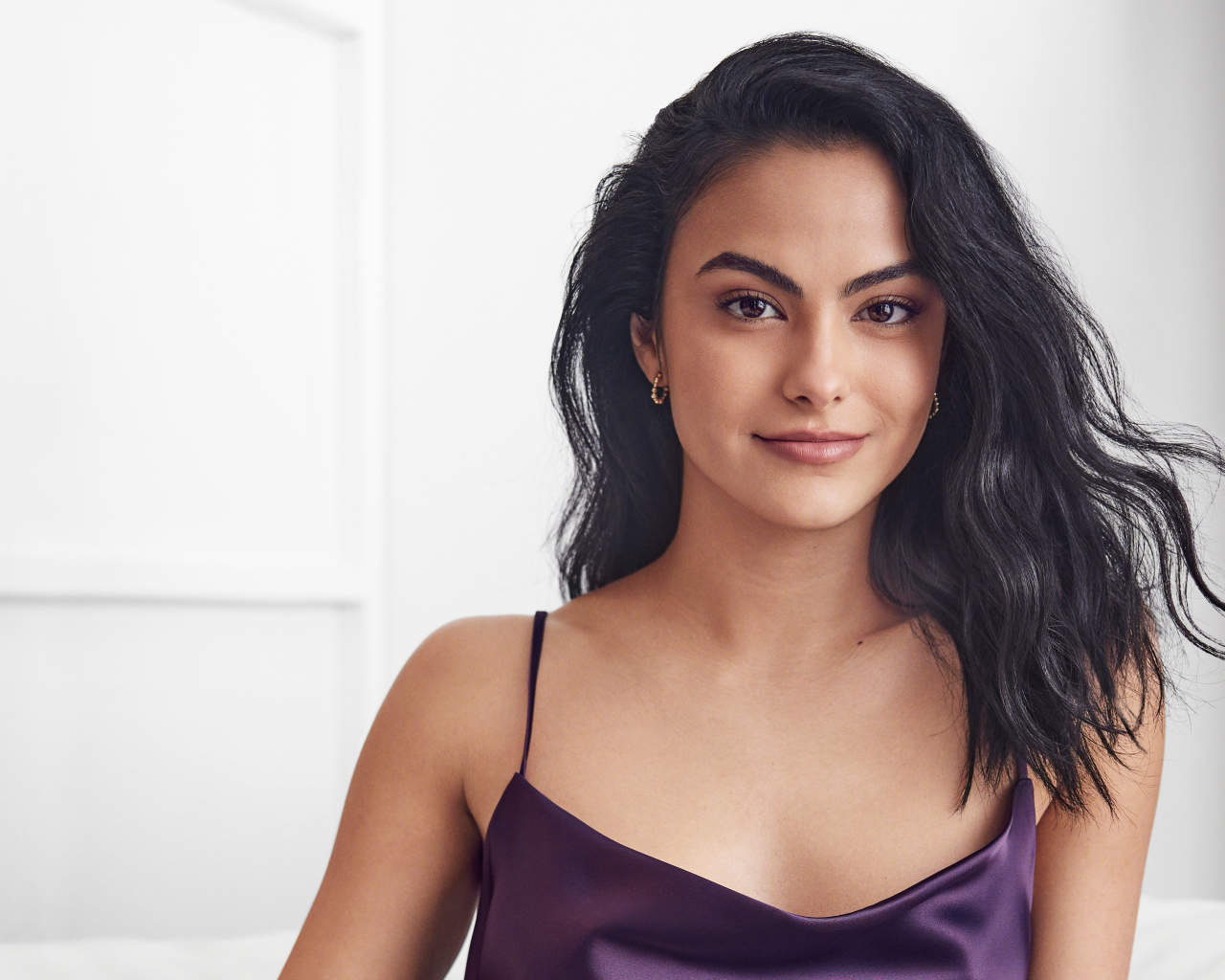 Яркая брюнетка актриса Камила Мендес