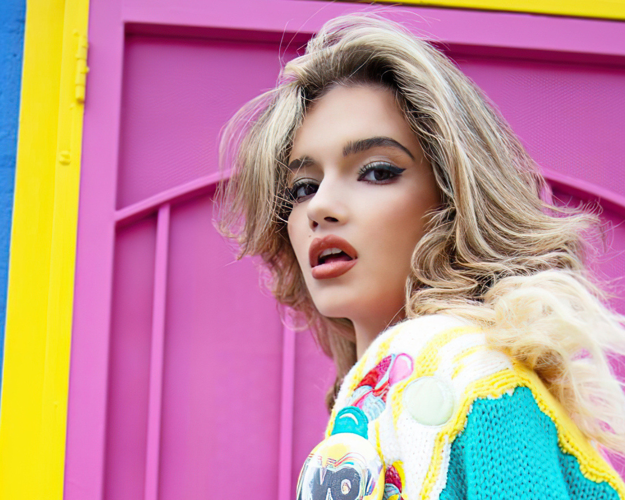 Яркая девушка актриса Алексис Джейд Барнетт