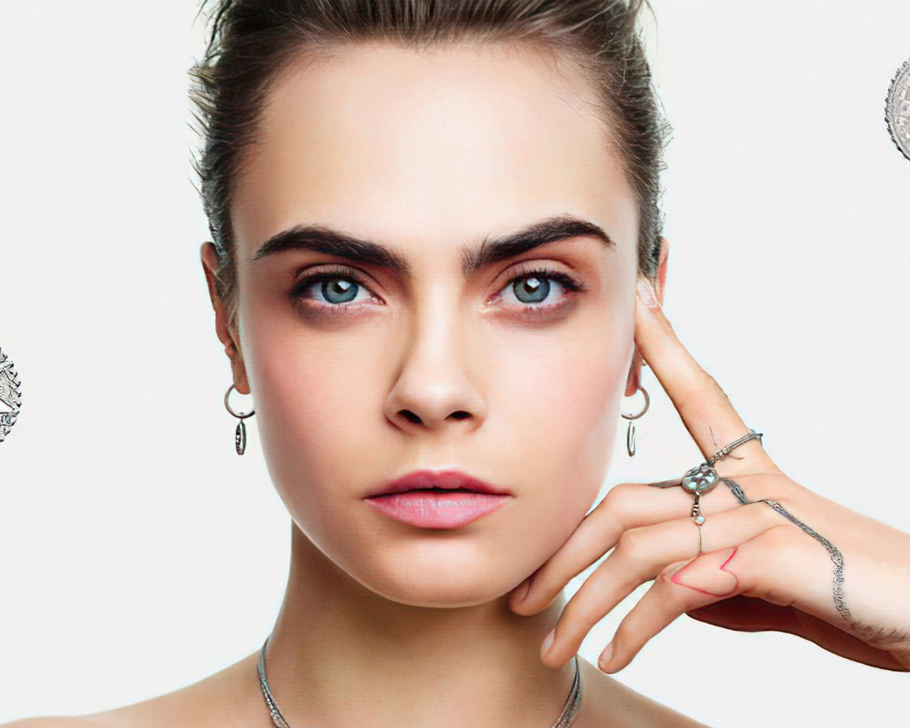 Британская актриса Кара Делевинь лицо крупным планом