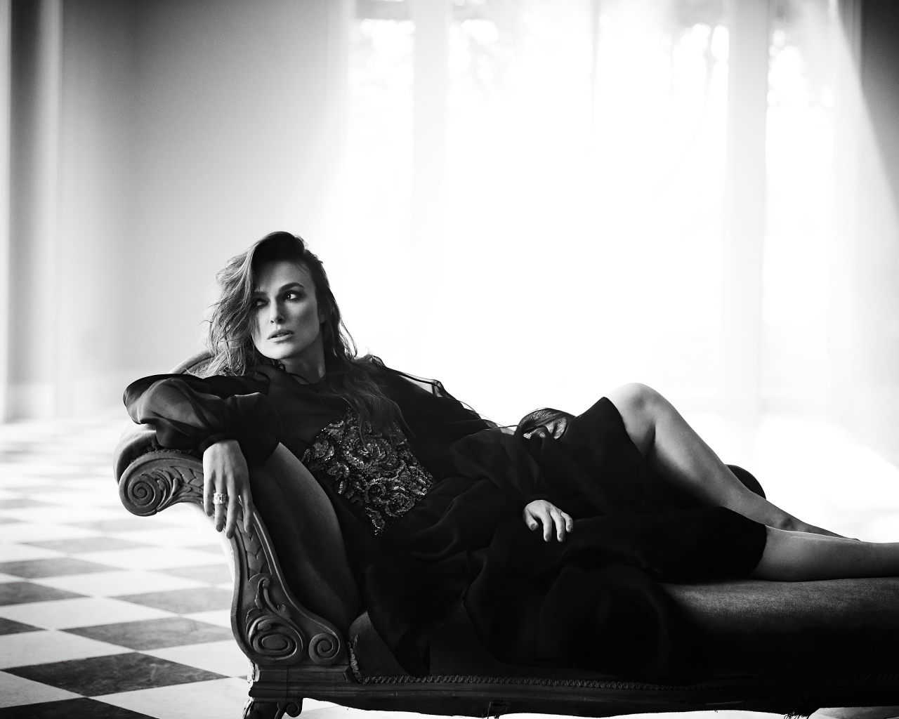 Британская актриса Кира Найтли лежит на диване