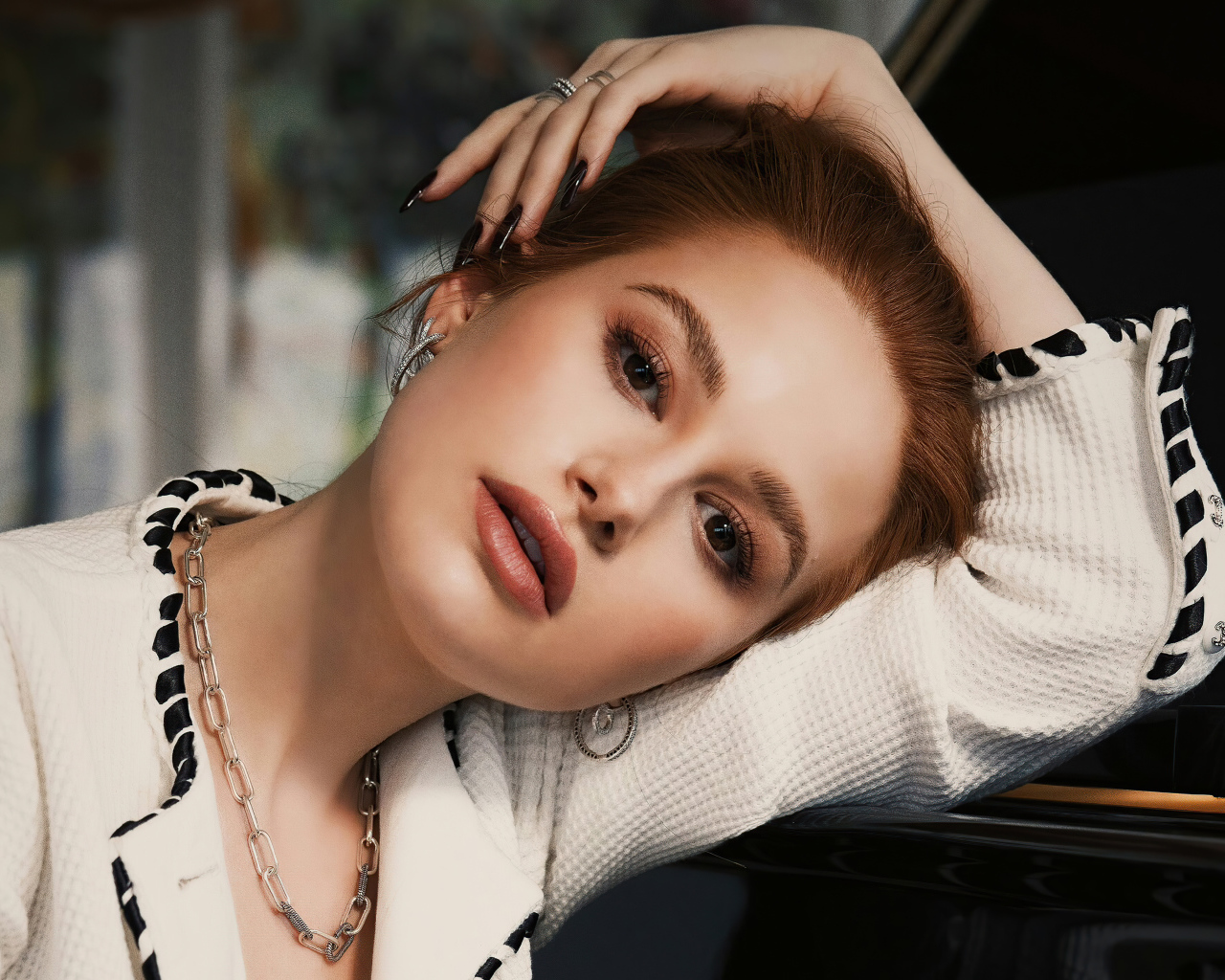 Кареглазая американская актриса Мэделин Петш в платье