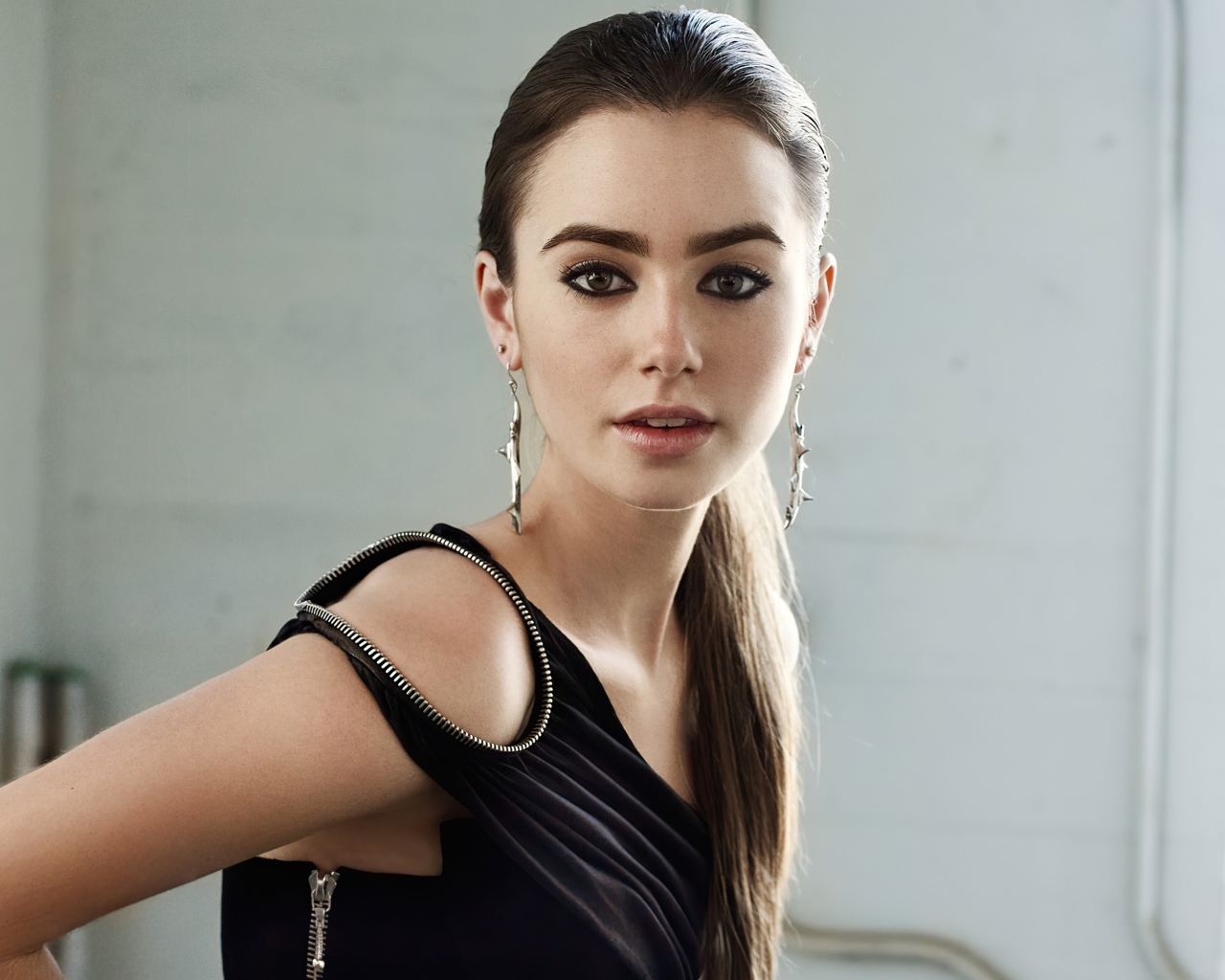 Кареглазая Лили Коллинз в черном платье