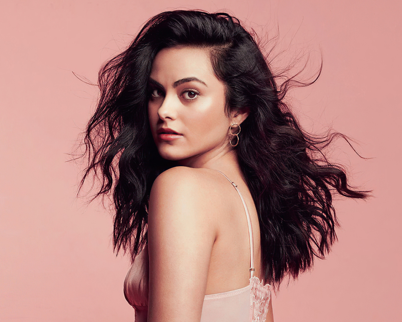 Брюнетка Камила Мендес на розовом фоне