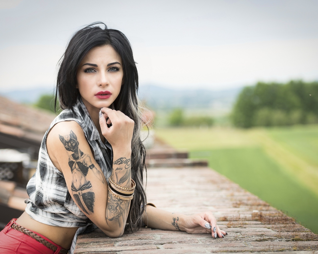 Девушка брюнетка с татуировкой кошки на плече 