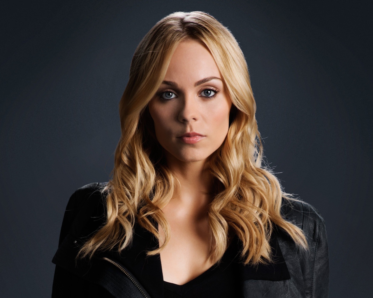 Канадская актриса Лора Вандервурт в черной куртке