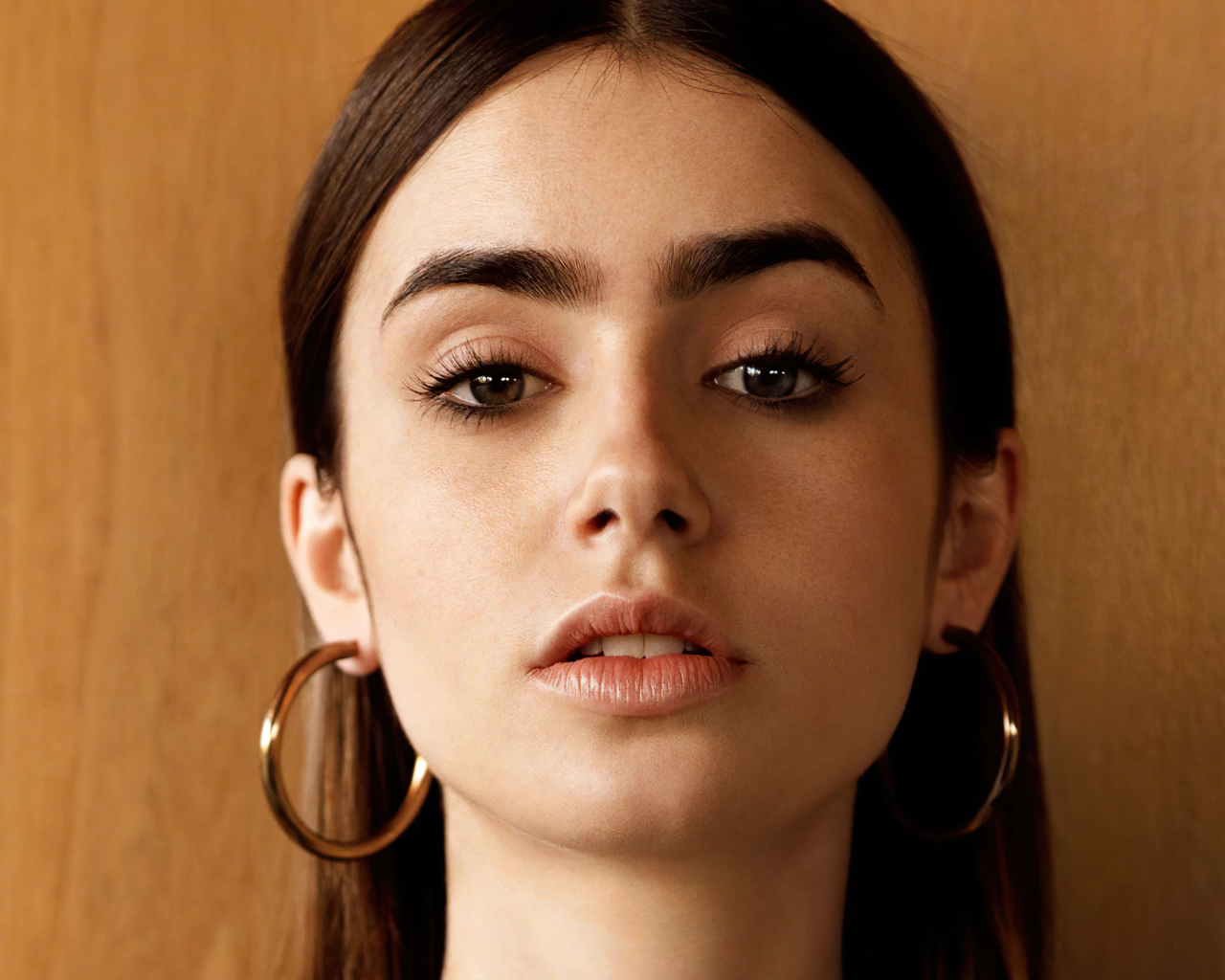 Лицо американской актрисы Лили Коллинз крупным планом