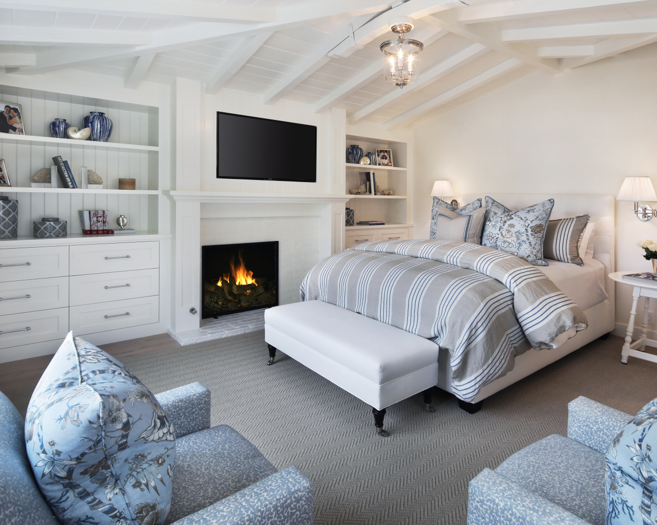 Уютная спальня с мебелью и камином