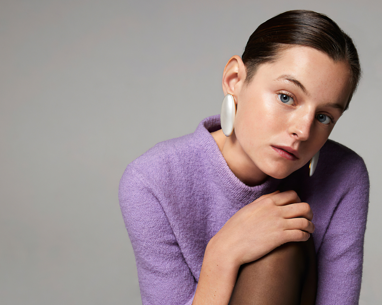 Английская актриса Эмма Коррин на сером фоне