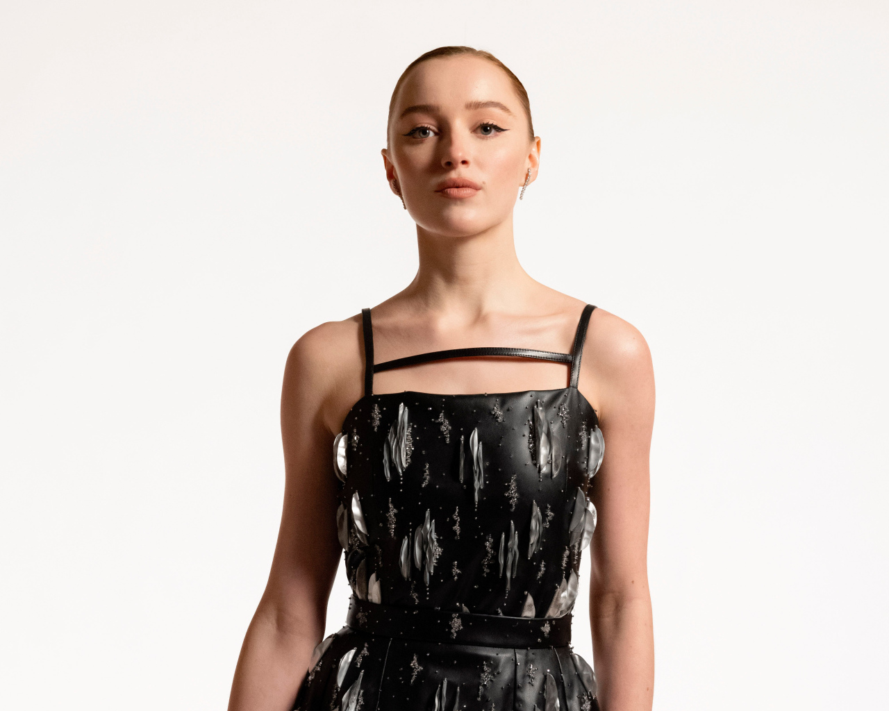 Английская актриса Фиби Дайневор в платье на белом фоне