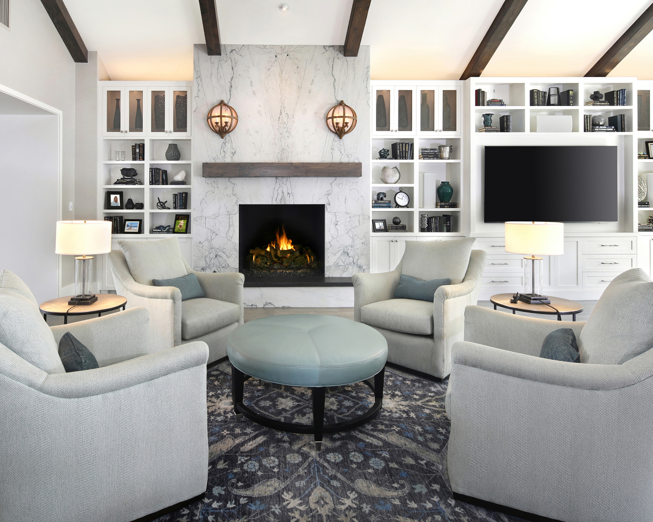 Четыре кресла стоят в гостиной комнате 