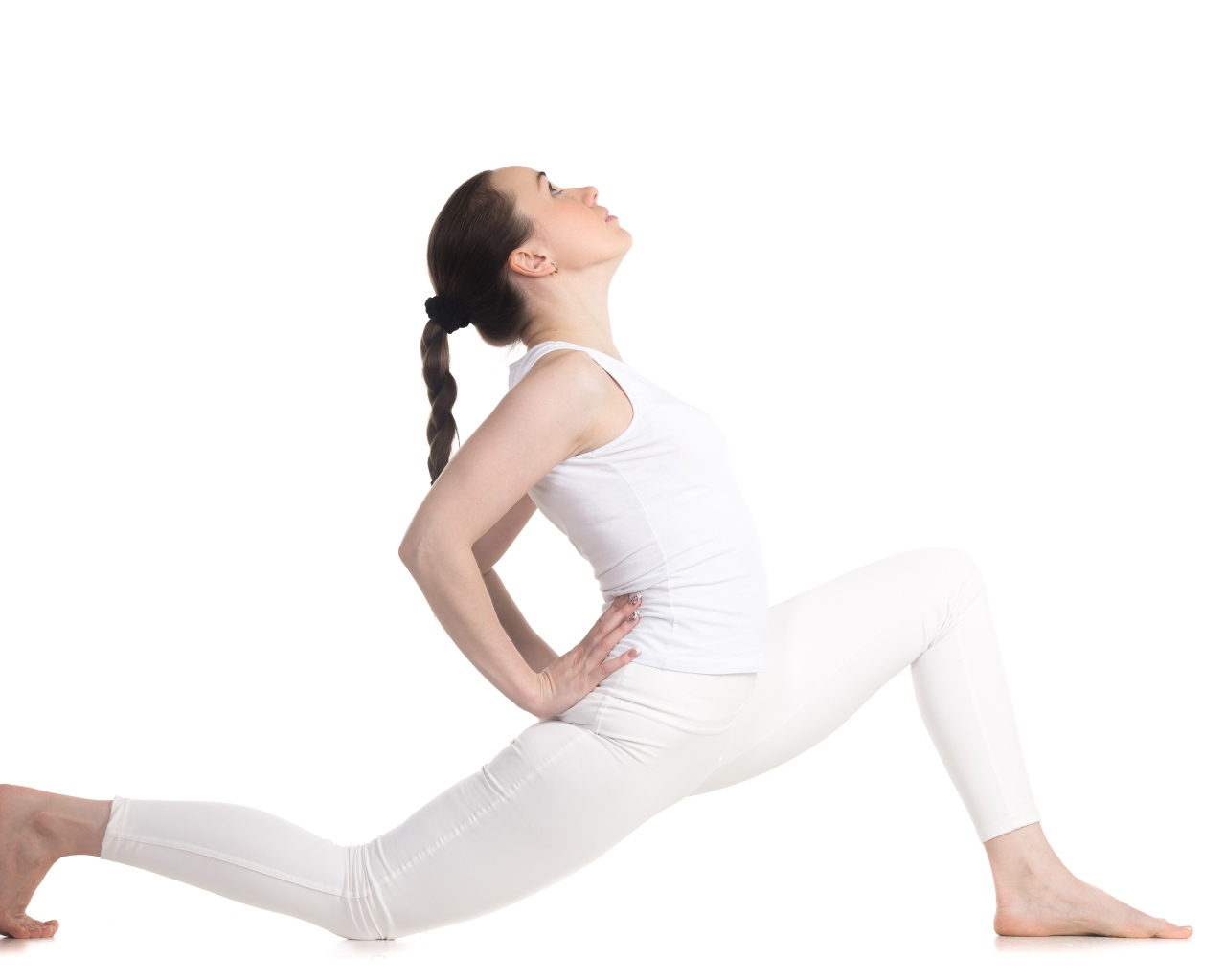 Девушка в белом костюме делает растяжку
