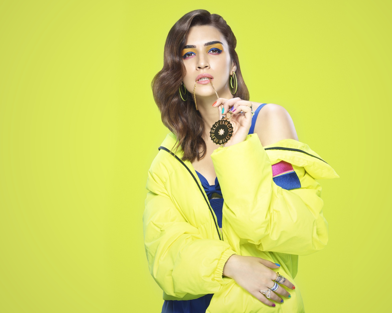 Индийская актриса Крити Санон на желтом фоне