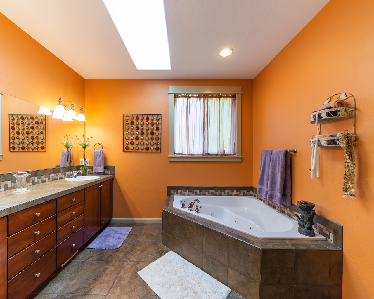 Большая ванная комната с оранжевыми стенами 