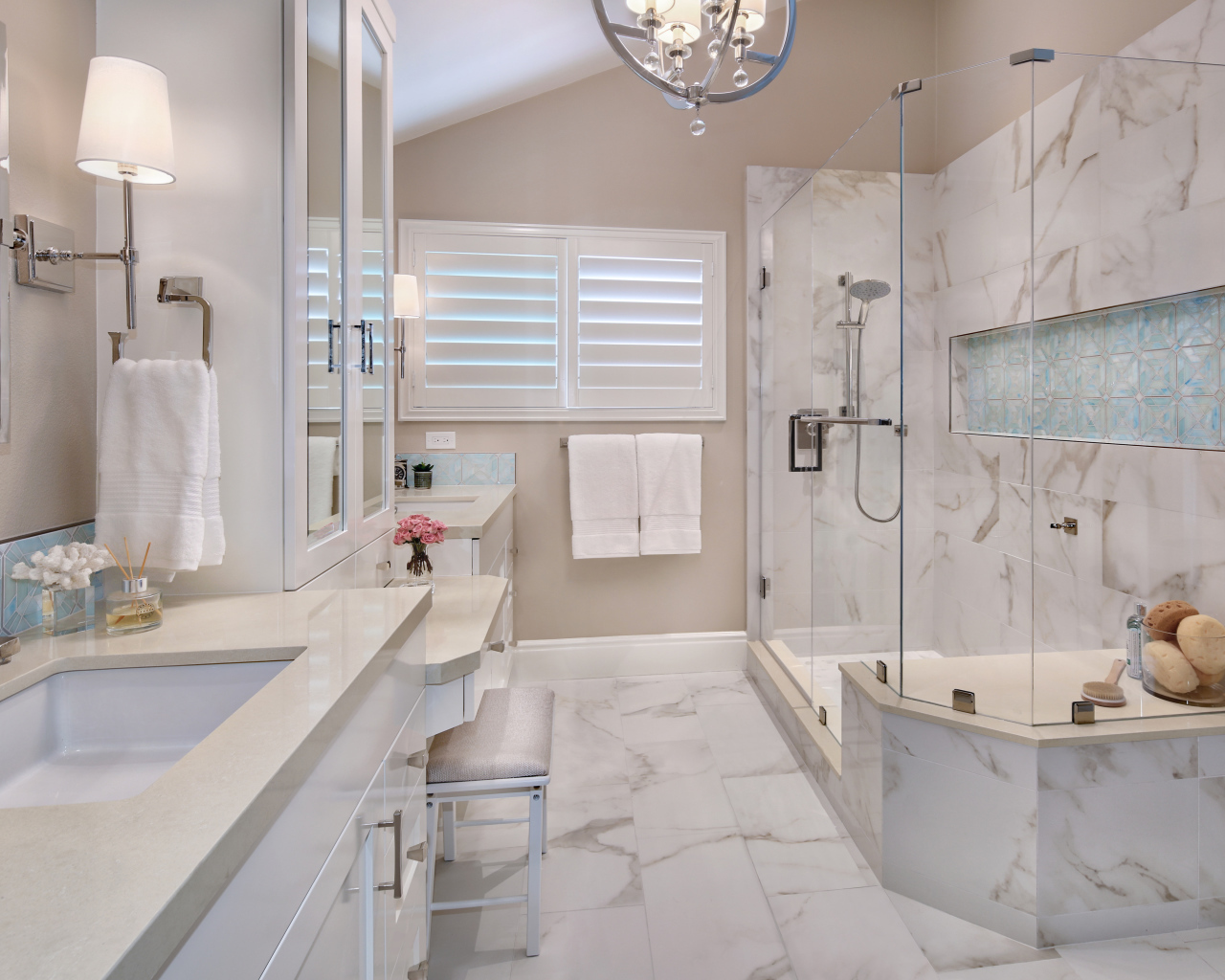 Большая ванная комната с душевой кабиной 