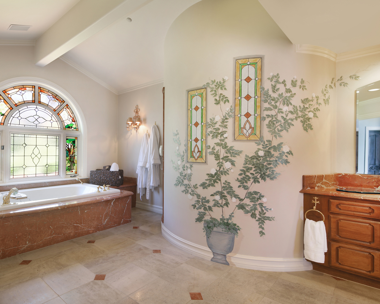 Большая красивая ванная комната с окном с витражами 