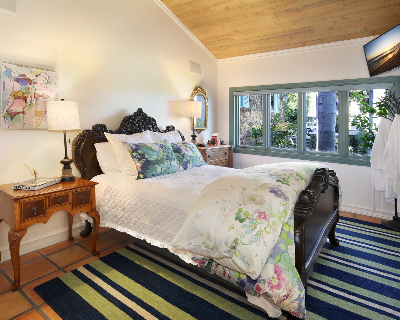 Большая резная деревянная кровать в спальне