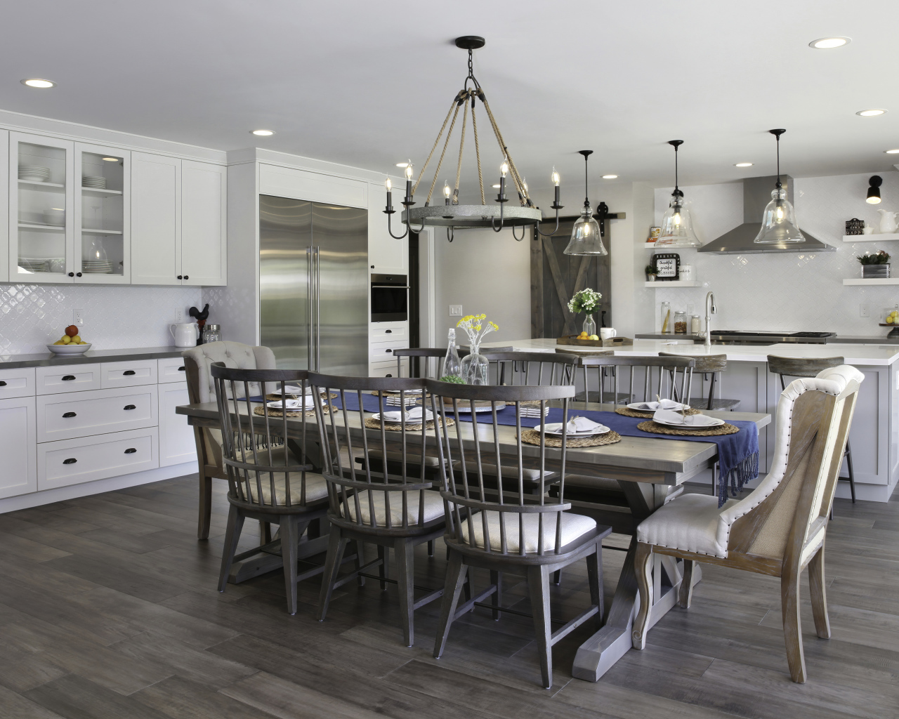 Большой обеденный стол на кухне