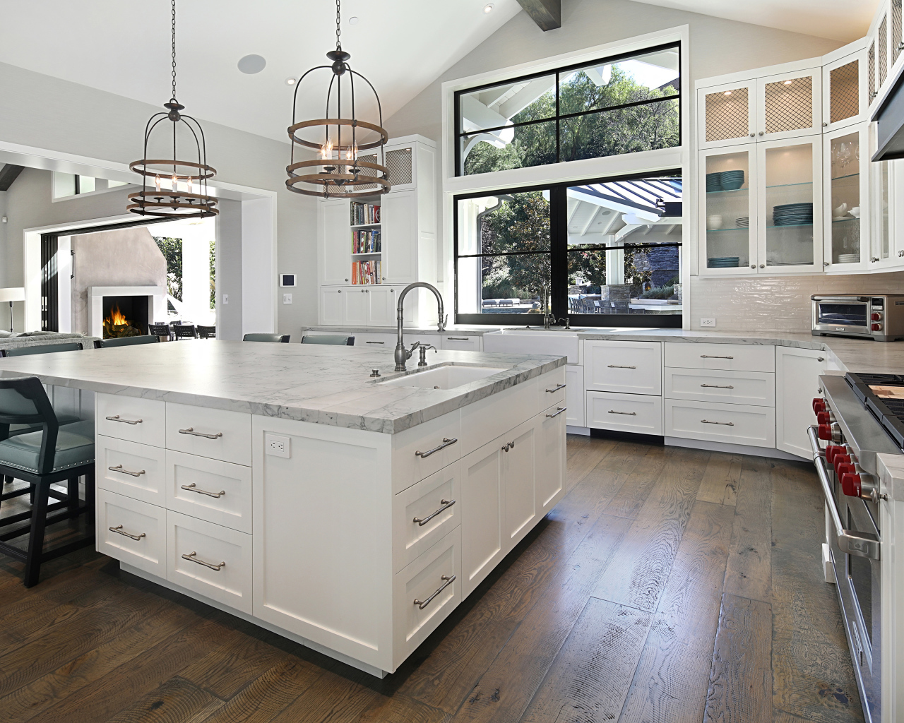 Большой гранитный стол в кухне с белой мебелью 