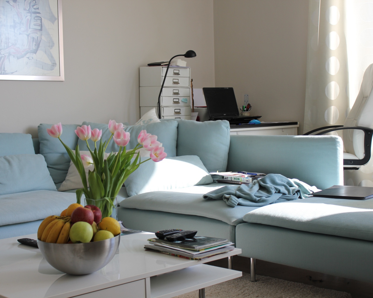 Большой серый диван в гостиной со столом 