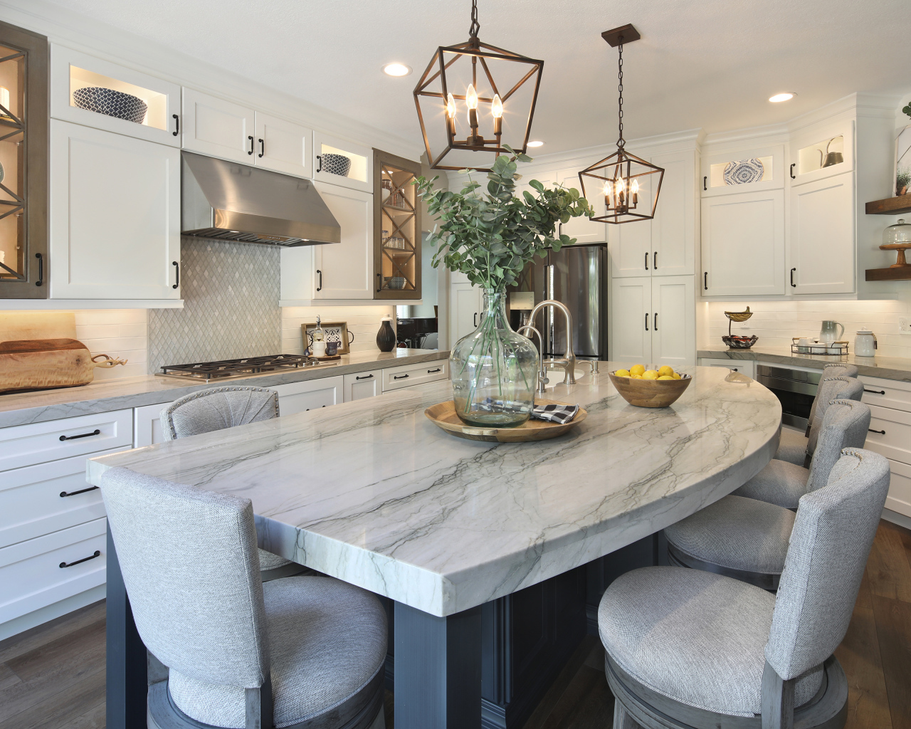 Большой серый стол на кухне 