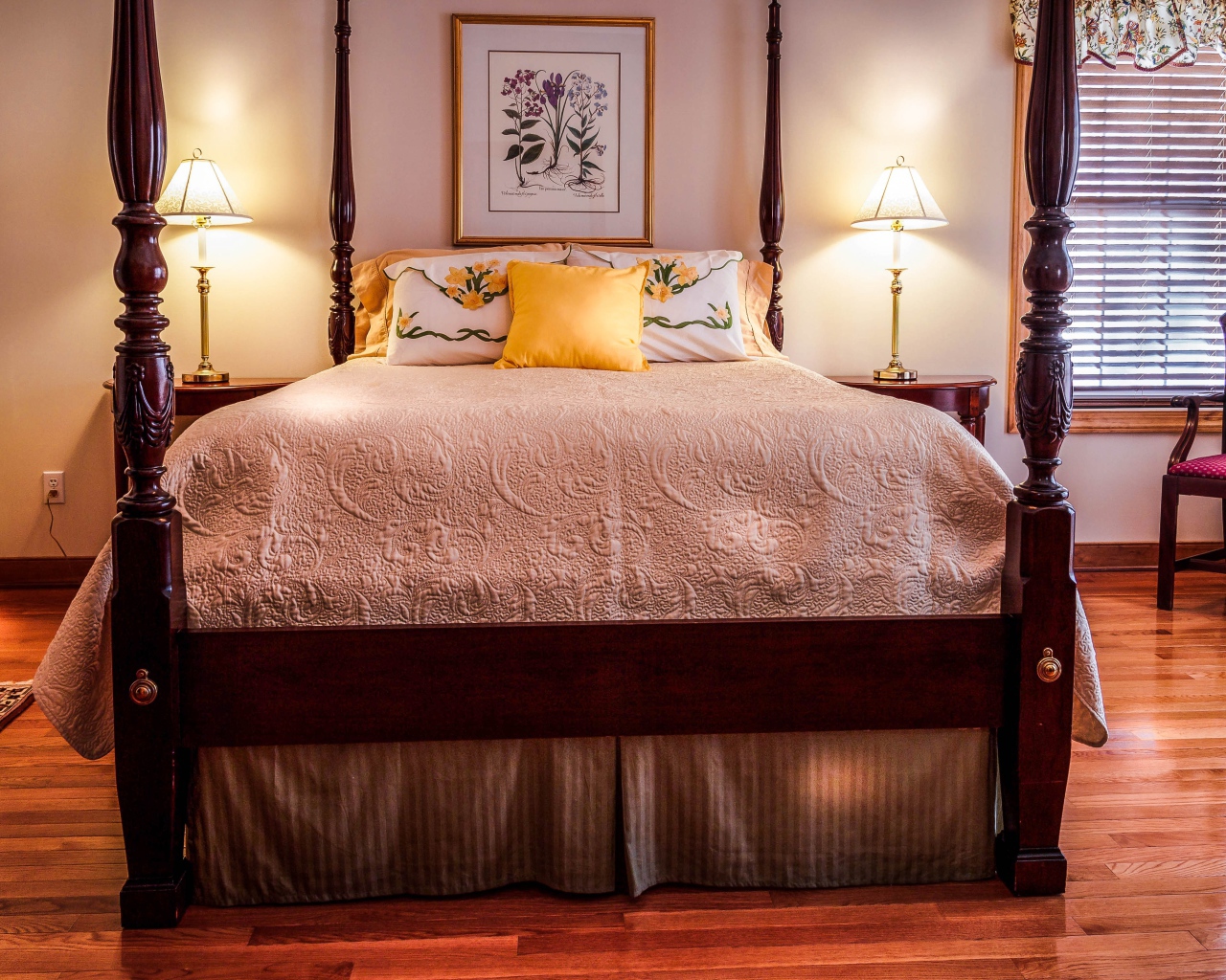 Большая высокая кровать в спальне 