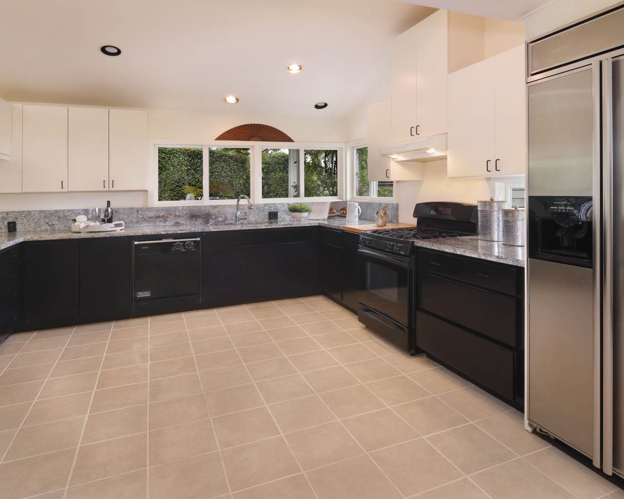 Большая кухня с черной  мебелью 