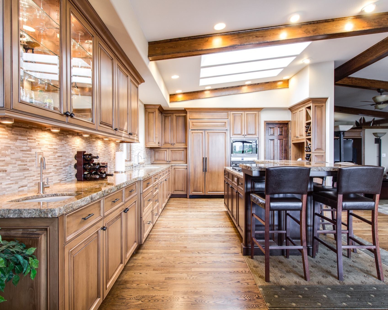 Большая кухня с деревянной мебелью в доме