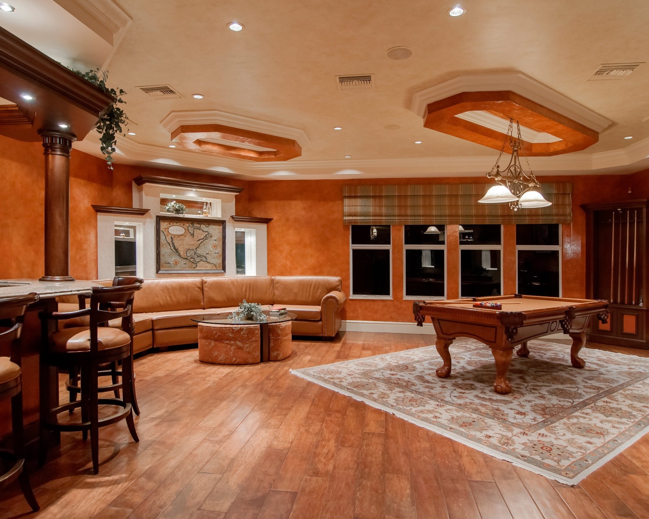 Большая гостиная комната с бильярдом 
