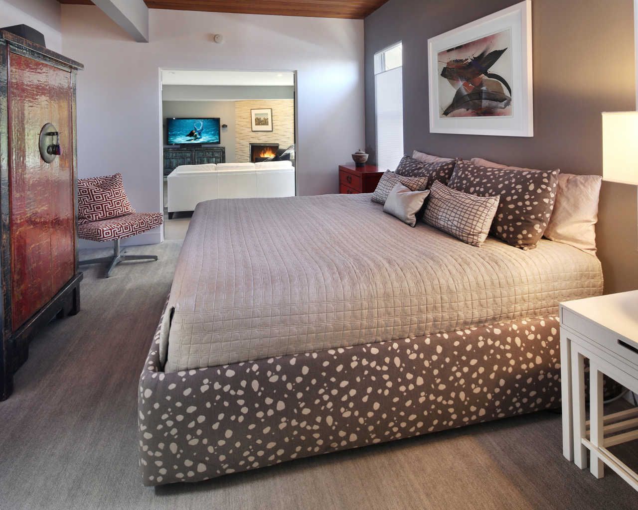 Большая мягкая кровать в спальне