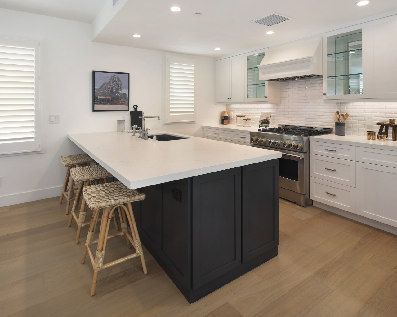 Большой стол со стульями в кухне с белой мебелью 