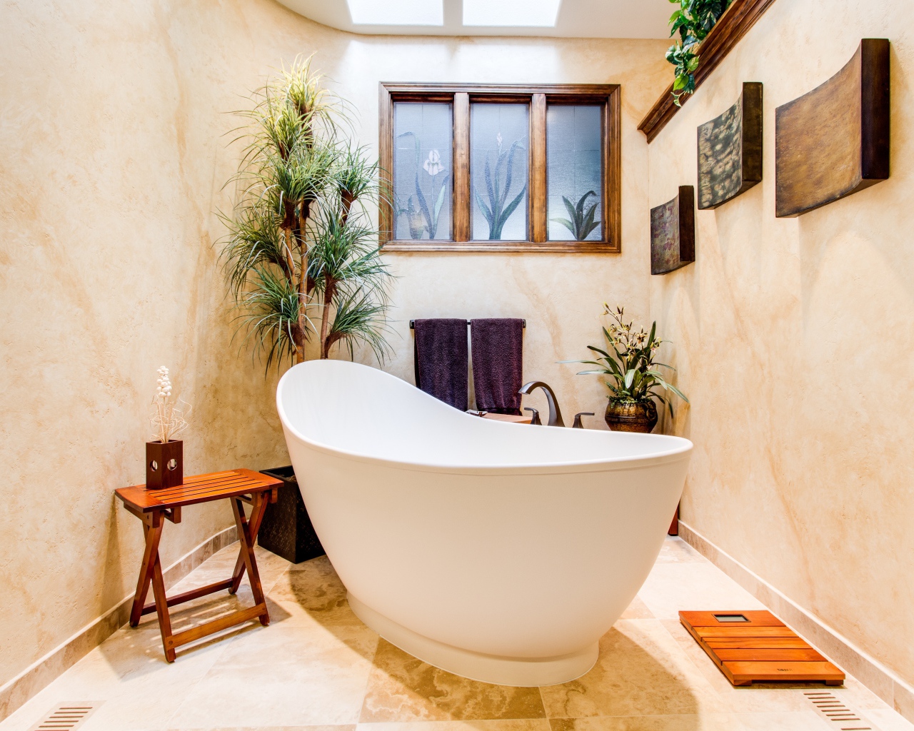 Большая белая ванная в комнате с окном