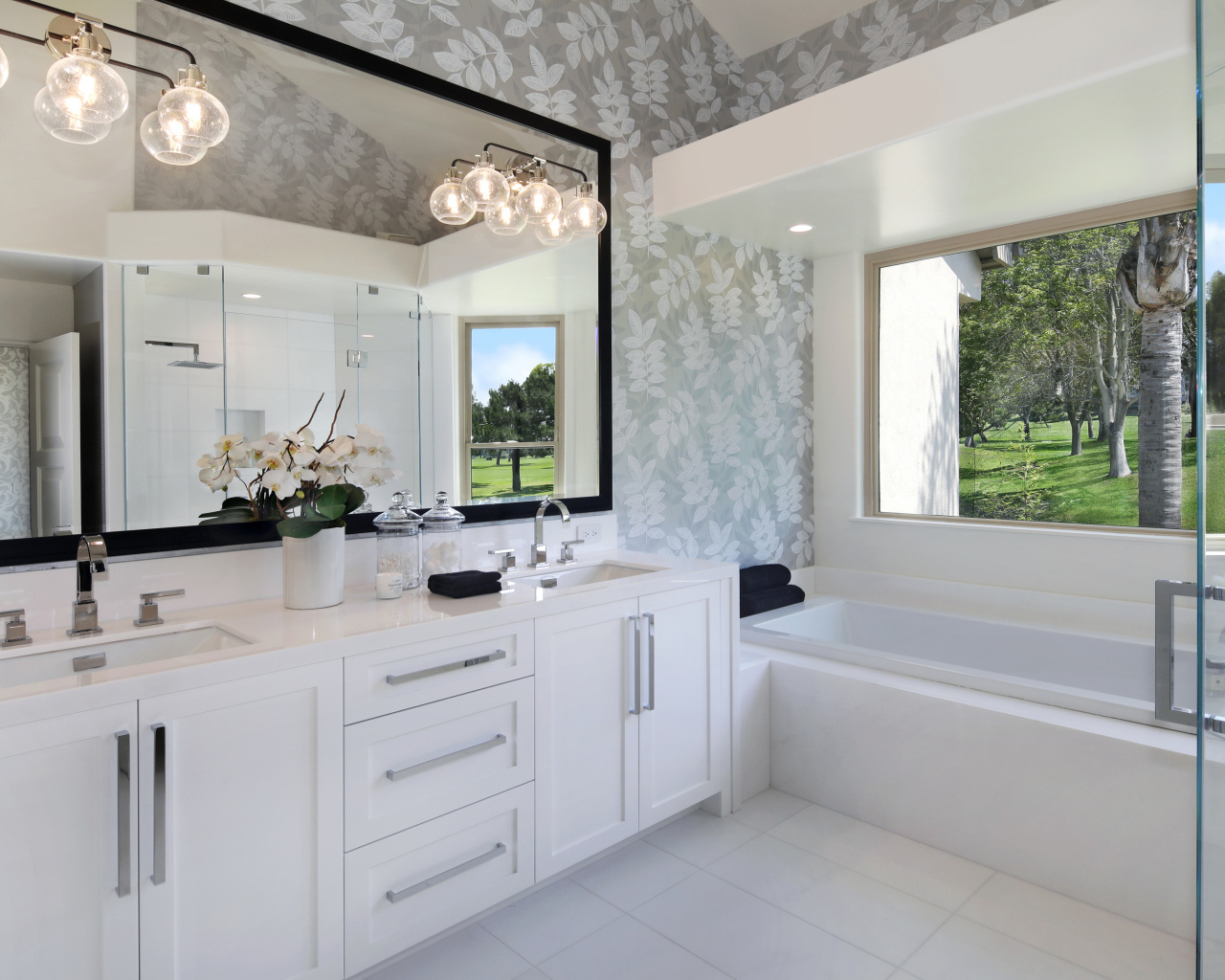 Большая белая ванная с большим окном 