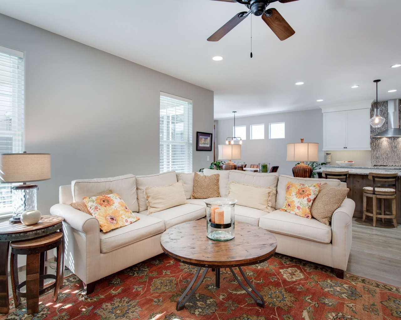 Большой белый диван в квартире студии