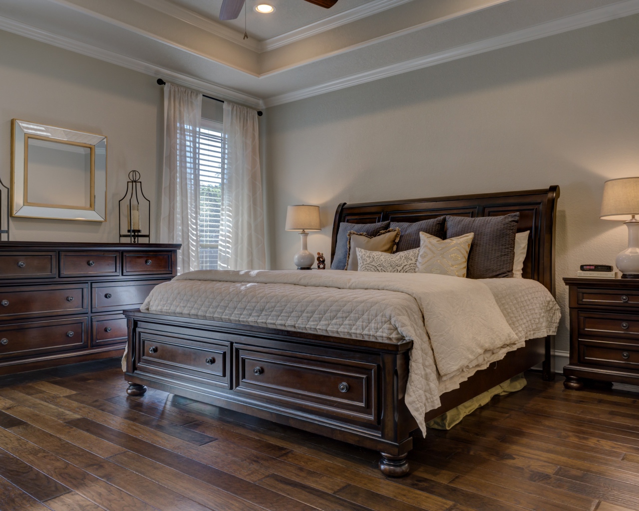 Большая деревянная кровать в спальной комнате 