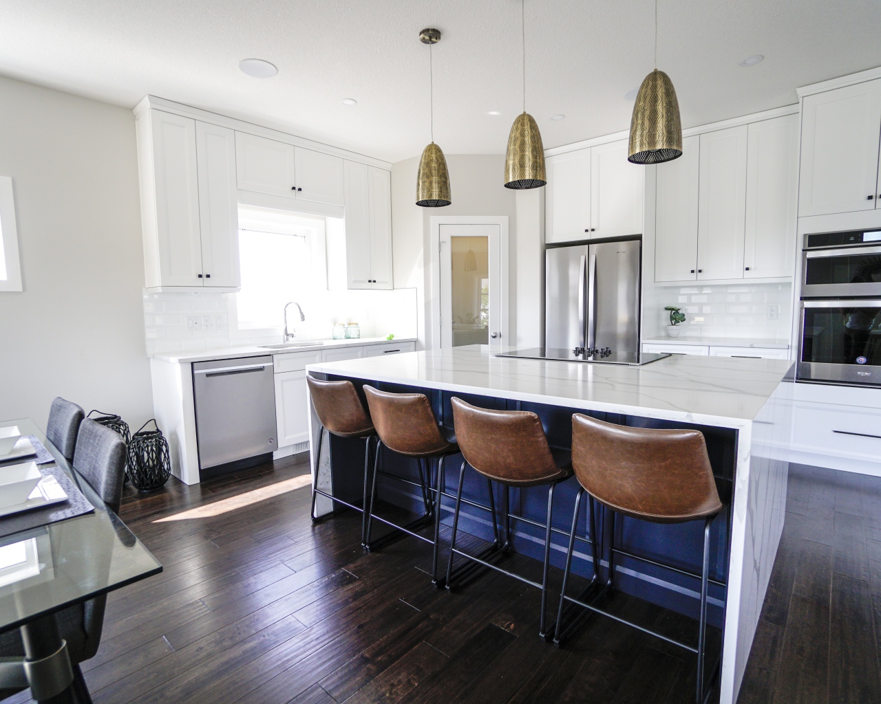 Кожаные кресла в большой кухне с белыми стенами