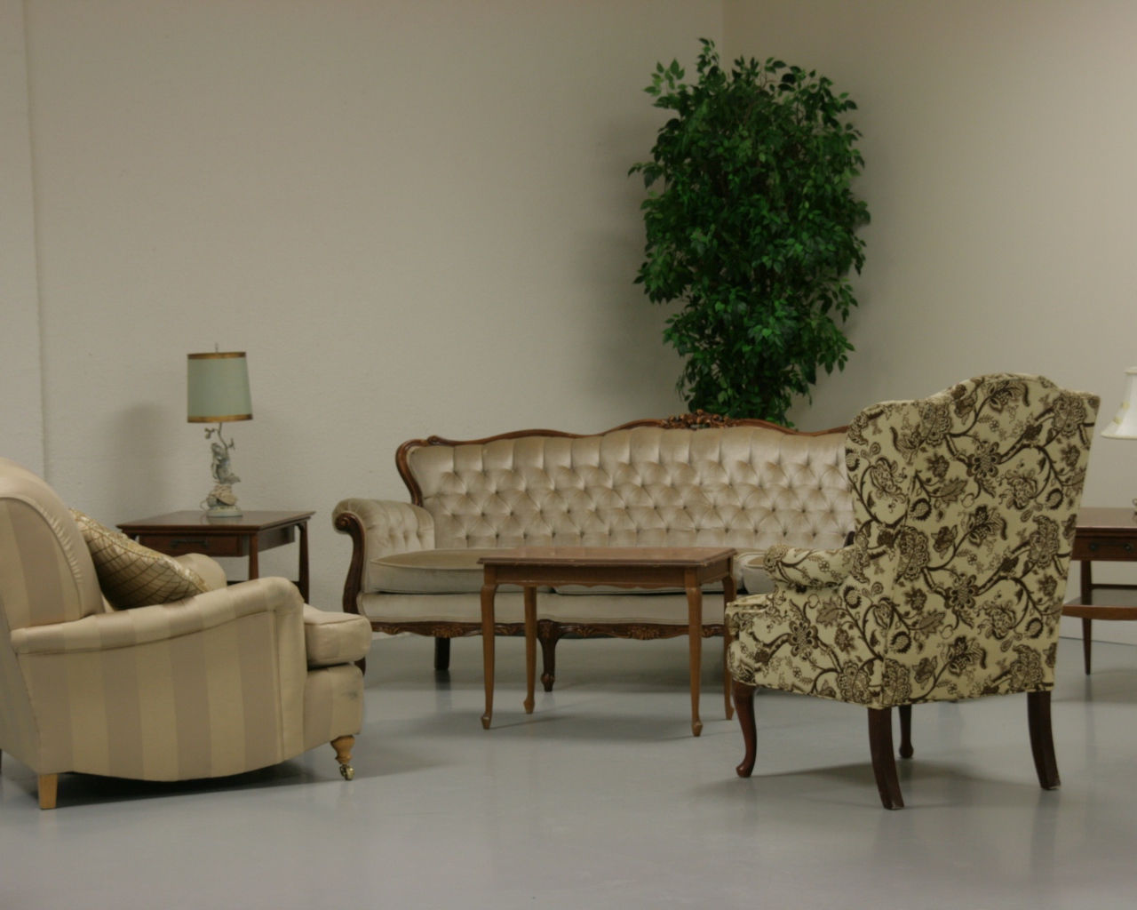 Кожаный диван и два кресла в гостиной 