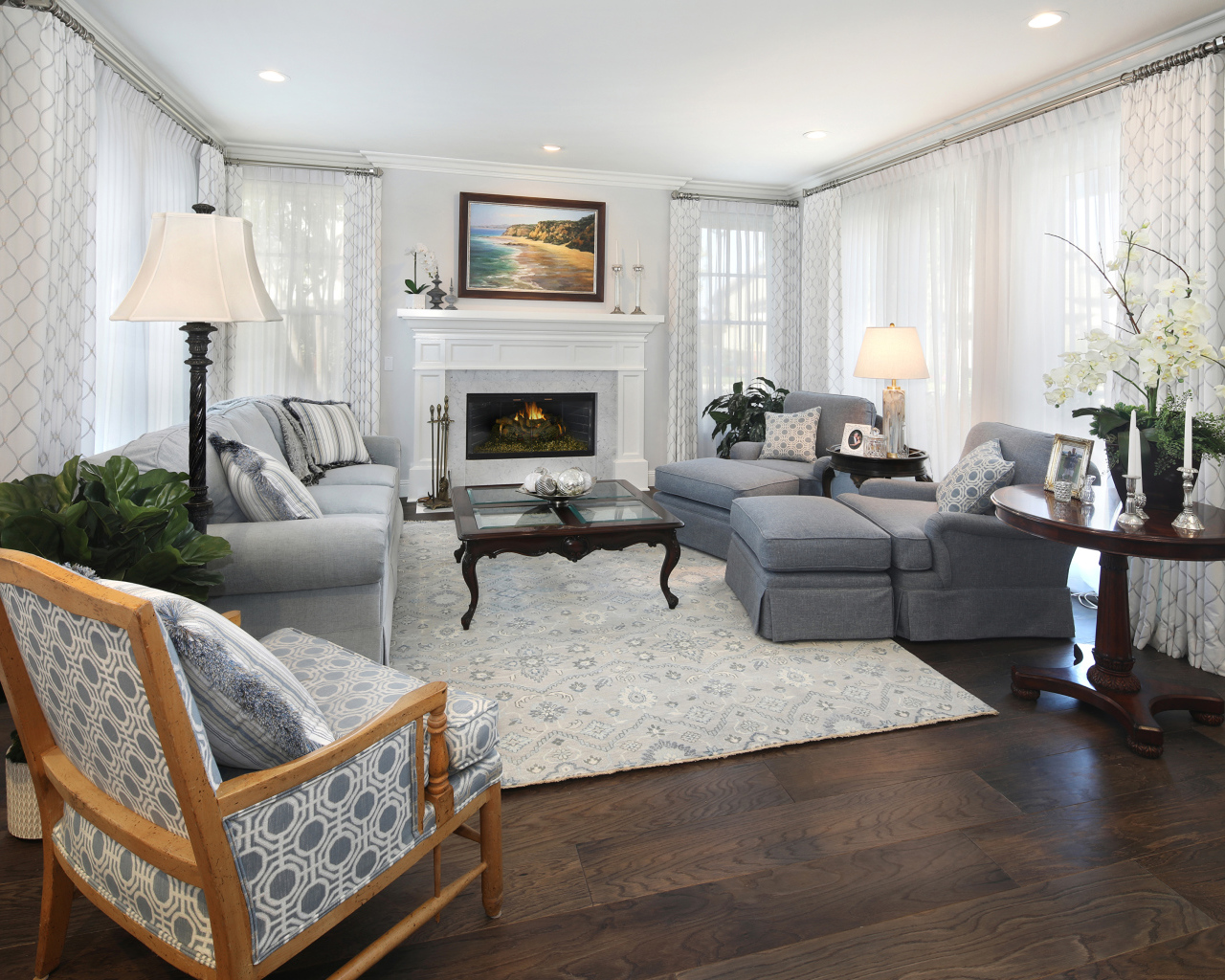 Гостиная комната с серой мебелью и камином 