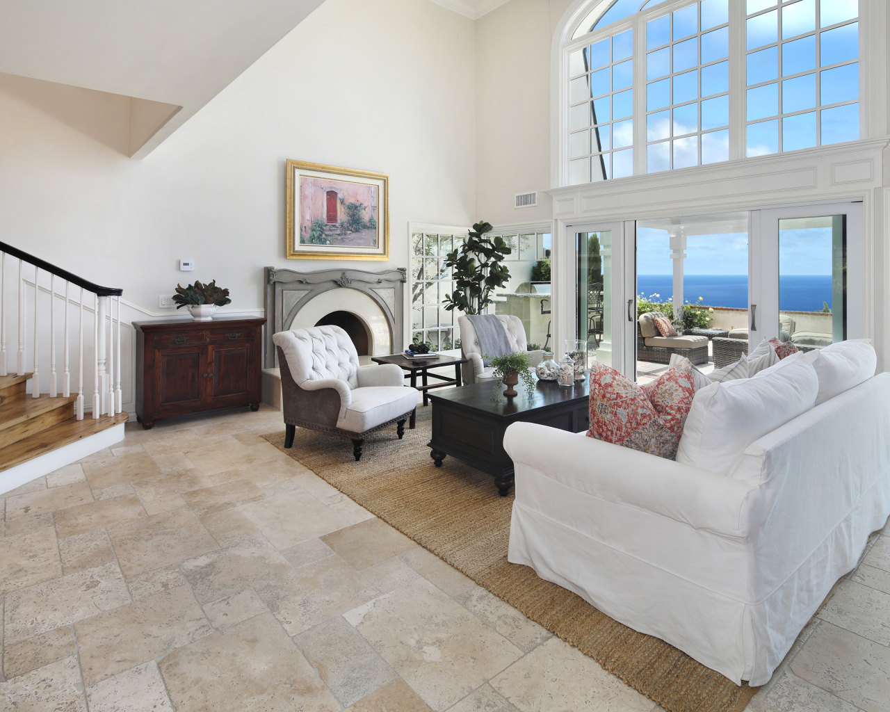 Гостиная комната с высоким потолком и большим окном